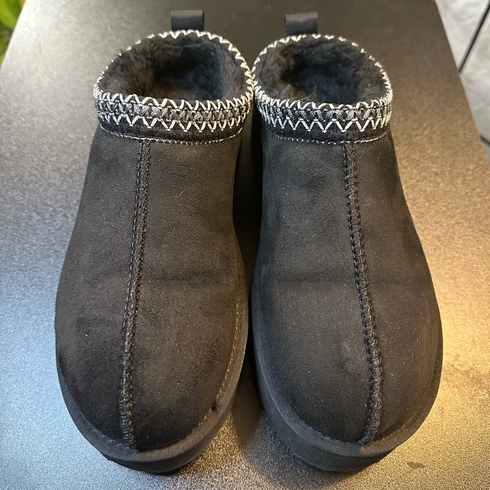 UGG Tazz platform slippers in black.  Size 6.  Excellent condition.